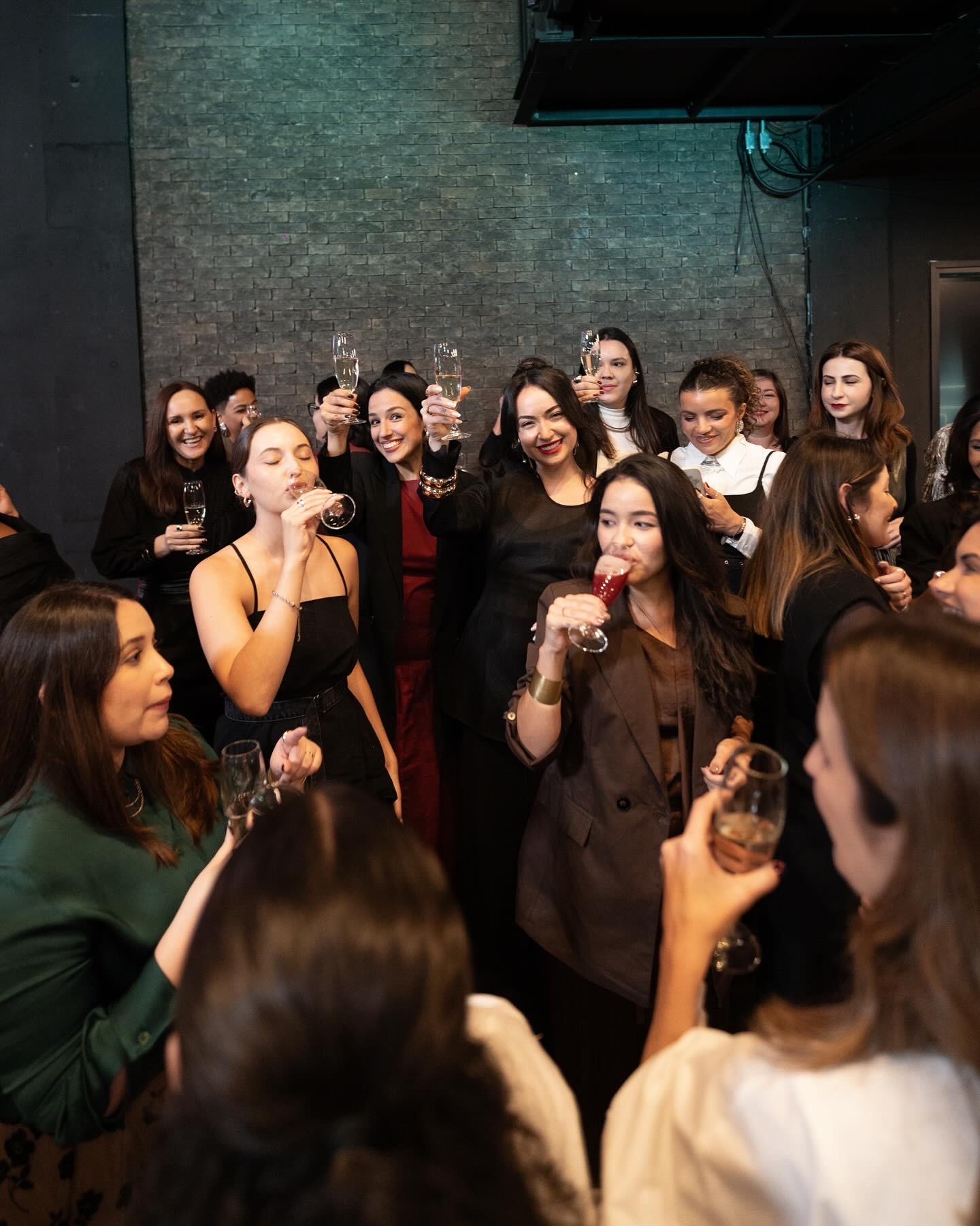 Amanda com alunas em evento presencial da Academy Stylist